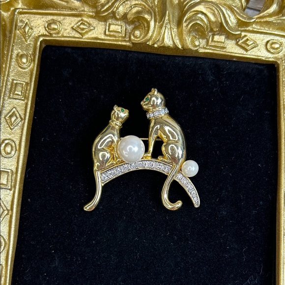 Elegant Gold Cat Brooch with Pearls and Green Eyes - Picture 2 of 6
